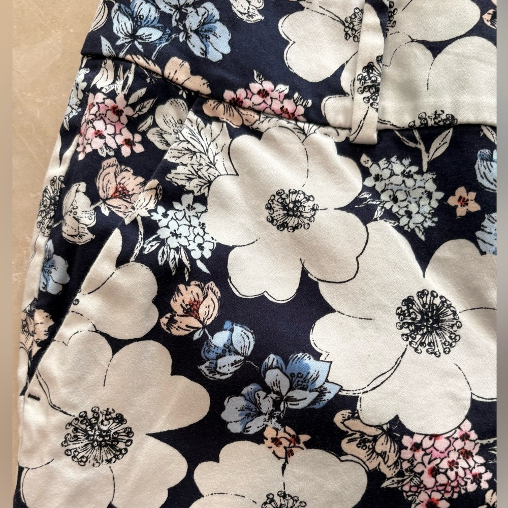 Ann Taylor Modern Crop Peony Blossom
Sketched Floral Pants Dimensions in Photos - Picture 3 of 9